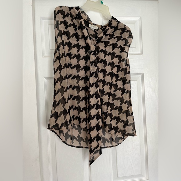 Stylish Black and Cream Women's Top Tahari Sleevless Blouse Size Large - Picture 3 of 13